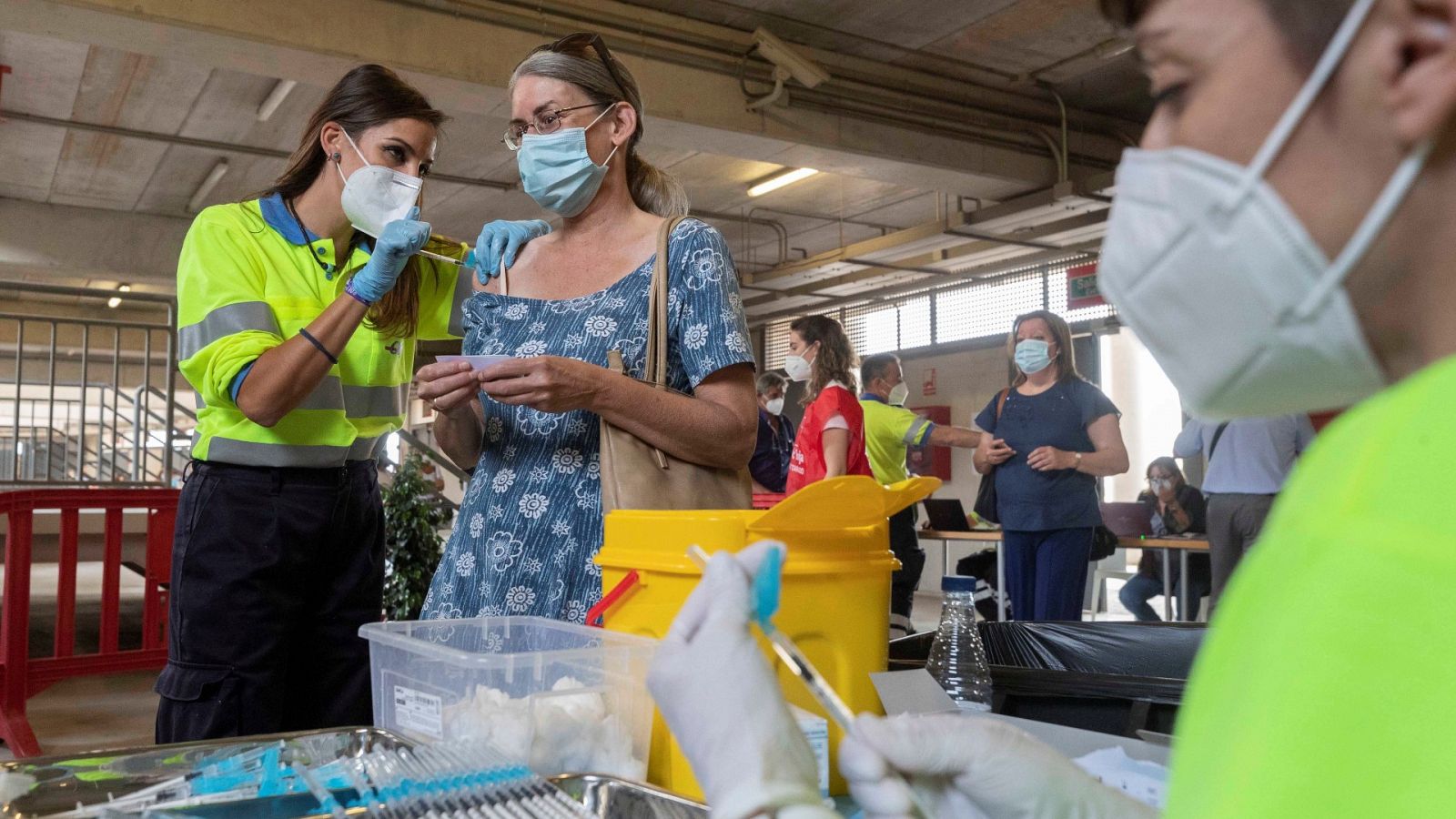 Una enfermera pone la vacuna de Pfizer contra el Covid-19 a una mujer, en el estadio Nueva Condomina de Murcia.