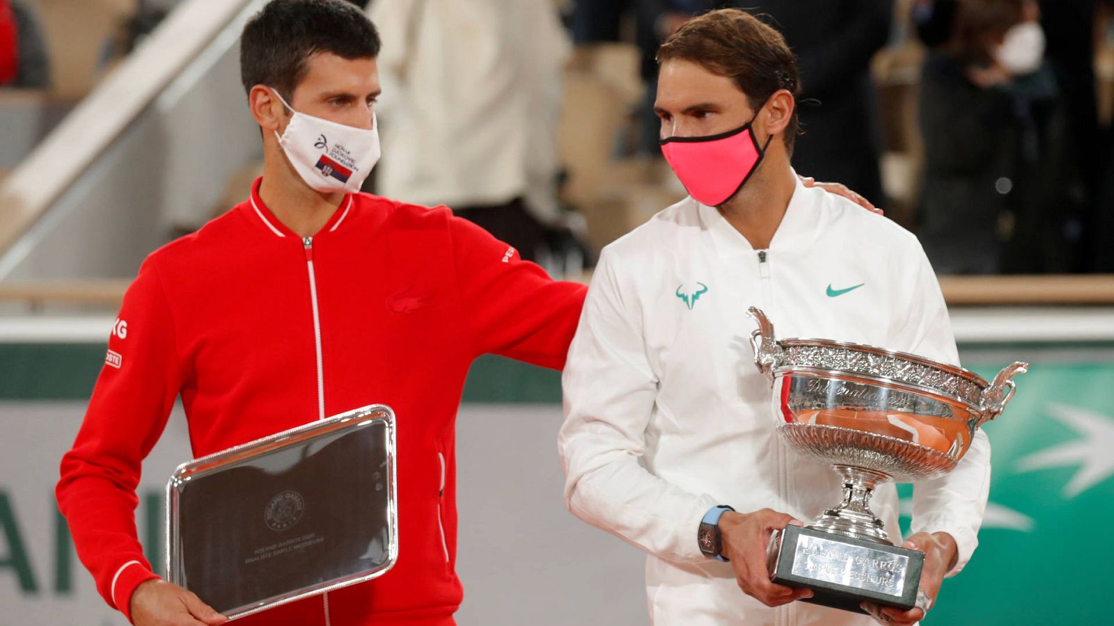 Novak Djokovic (izq) y Rafael Nadal, tras la final de Roland Garros 2020