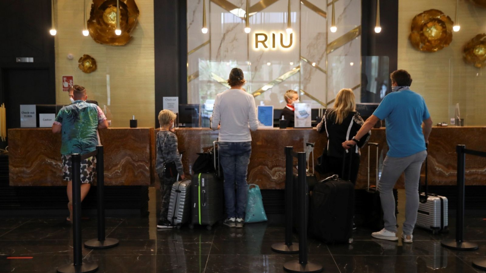 Imagen de archivo de unos turistas en la recepción de un hotel de Maspalomas, Gran Canaria.