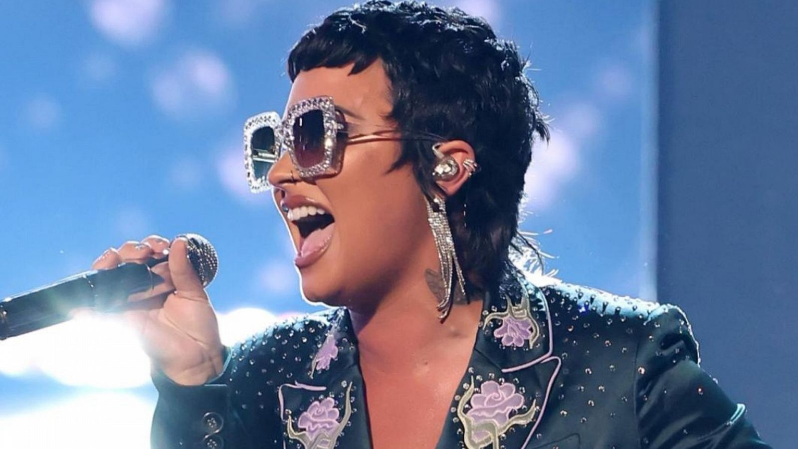 Dermi Lovato rinde homenaje a Elton John con este tributo en iHeartRadio Music Awards