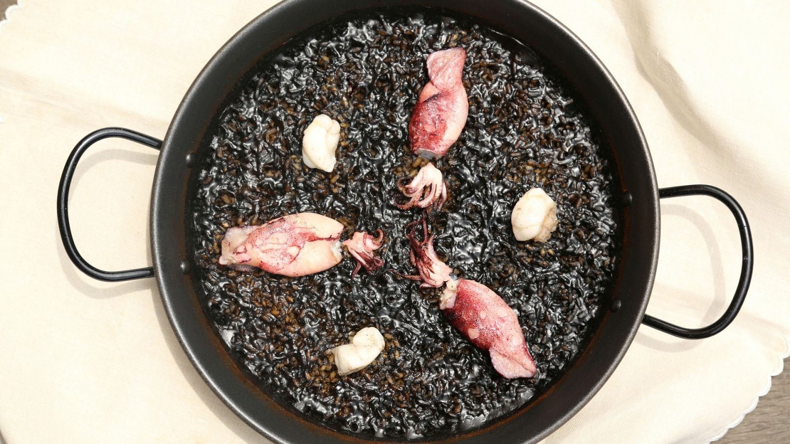 Receta de arroz negro de chipirones y rape