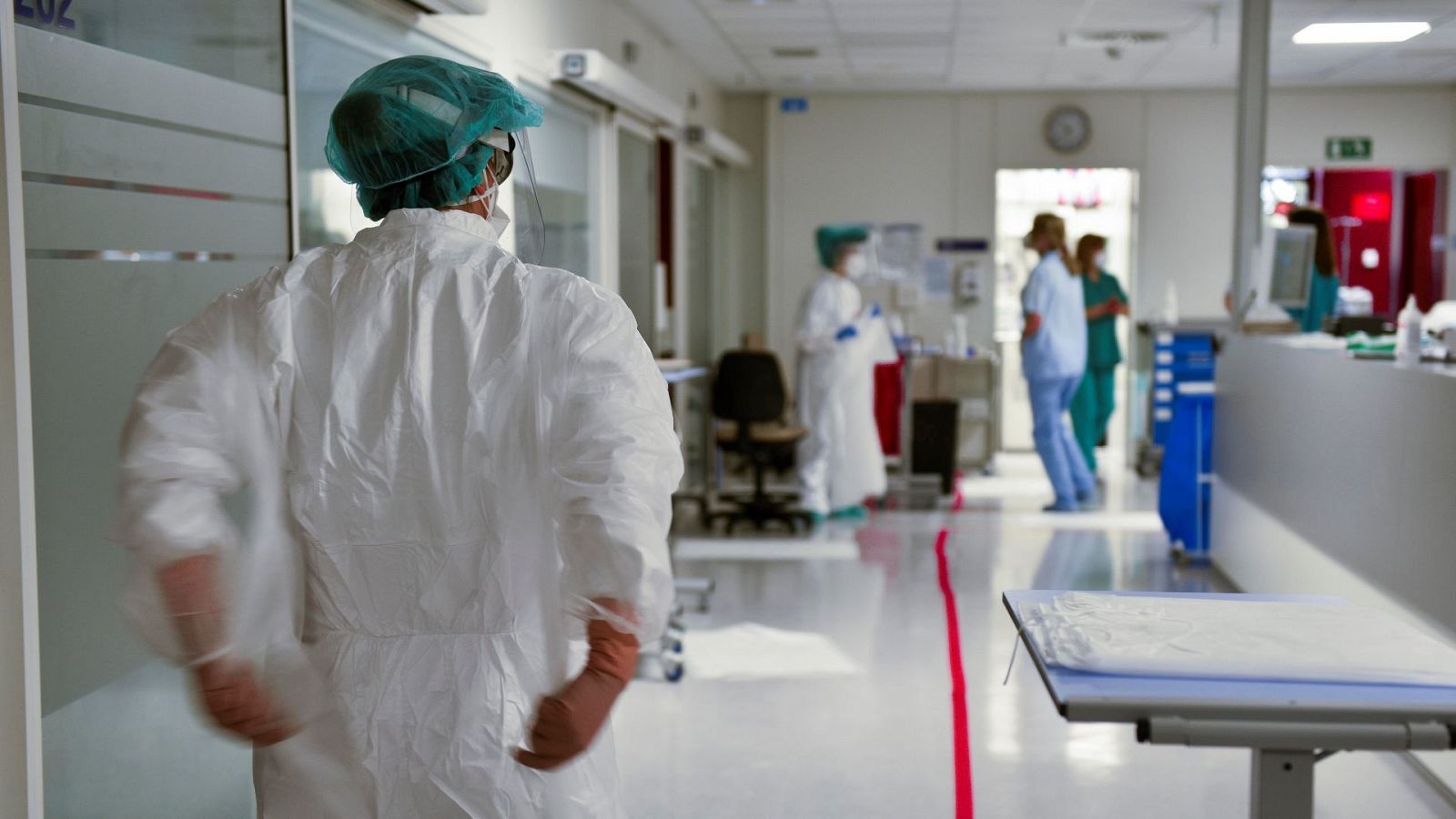 Una línea roja separa la 'zona sucia' de la 'limpia' en la UCI del Hospital de Basurto, en Bilbao