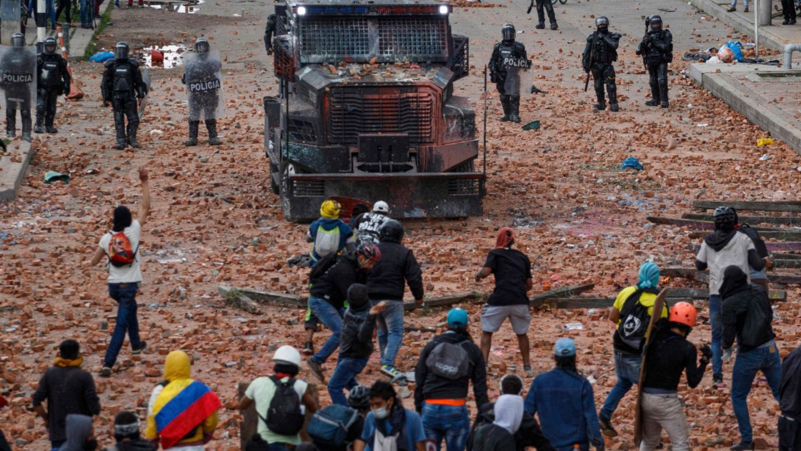 Manifestantes enfrentándose a la policía antidisturbios durante una protesta contra el gobierno en Madrid, Colombia, el 28 de mayo de 2021.