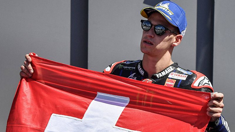 Fabio Quartararo sujeta una bandera suiza en recuerdo de Jason Dupasquier