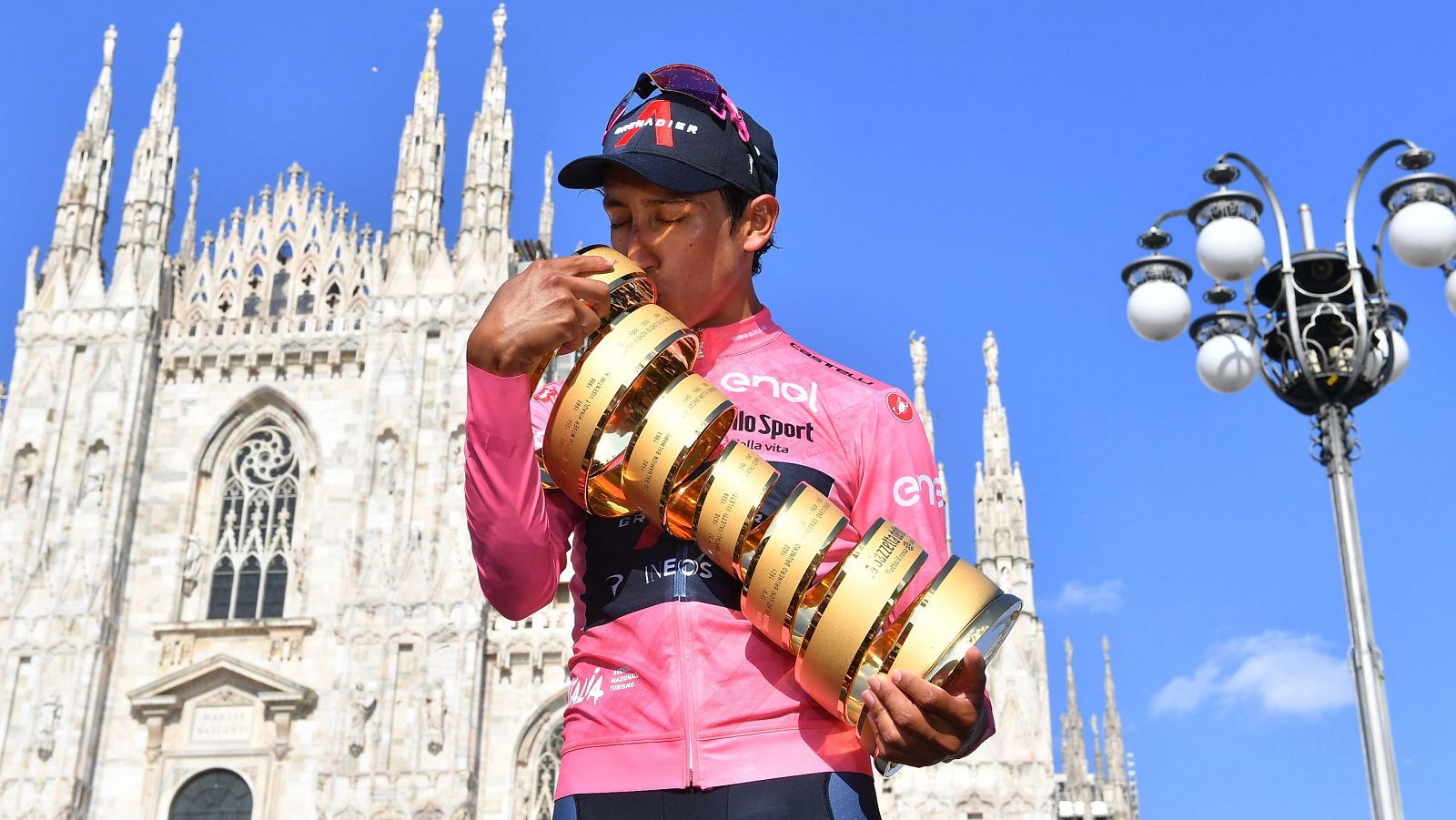 Egan Bernal celebra su Giro de Italia en Milán.