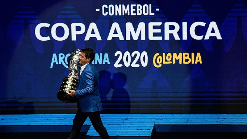 Juninho Paulista mostrando el trofeo de la Copa América durante el sorteo de grupos