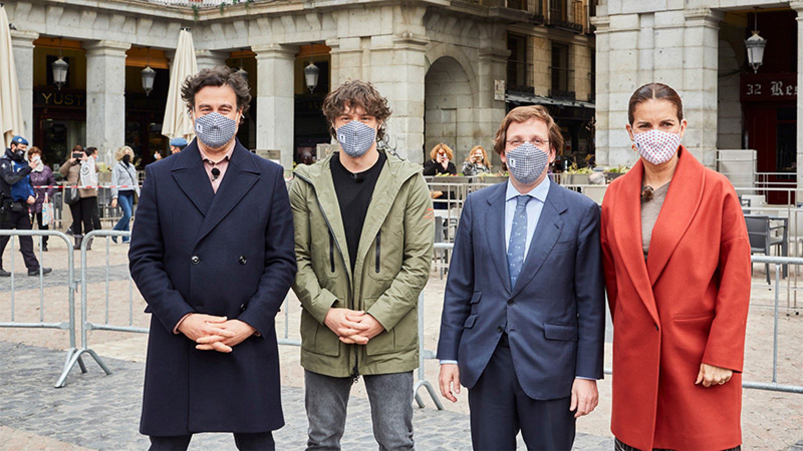 El jurado con el alcalde de Madrid, José Luis Martínez-Almeida, en la Plaza Mayor