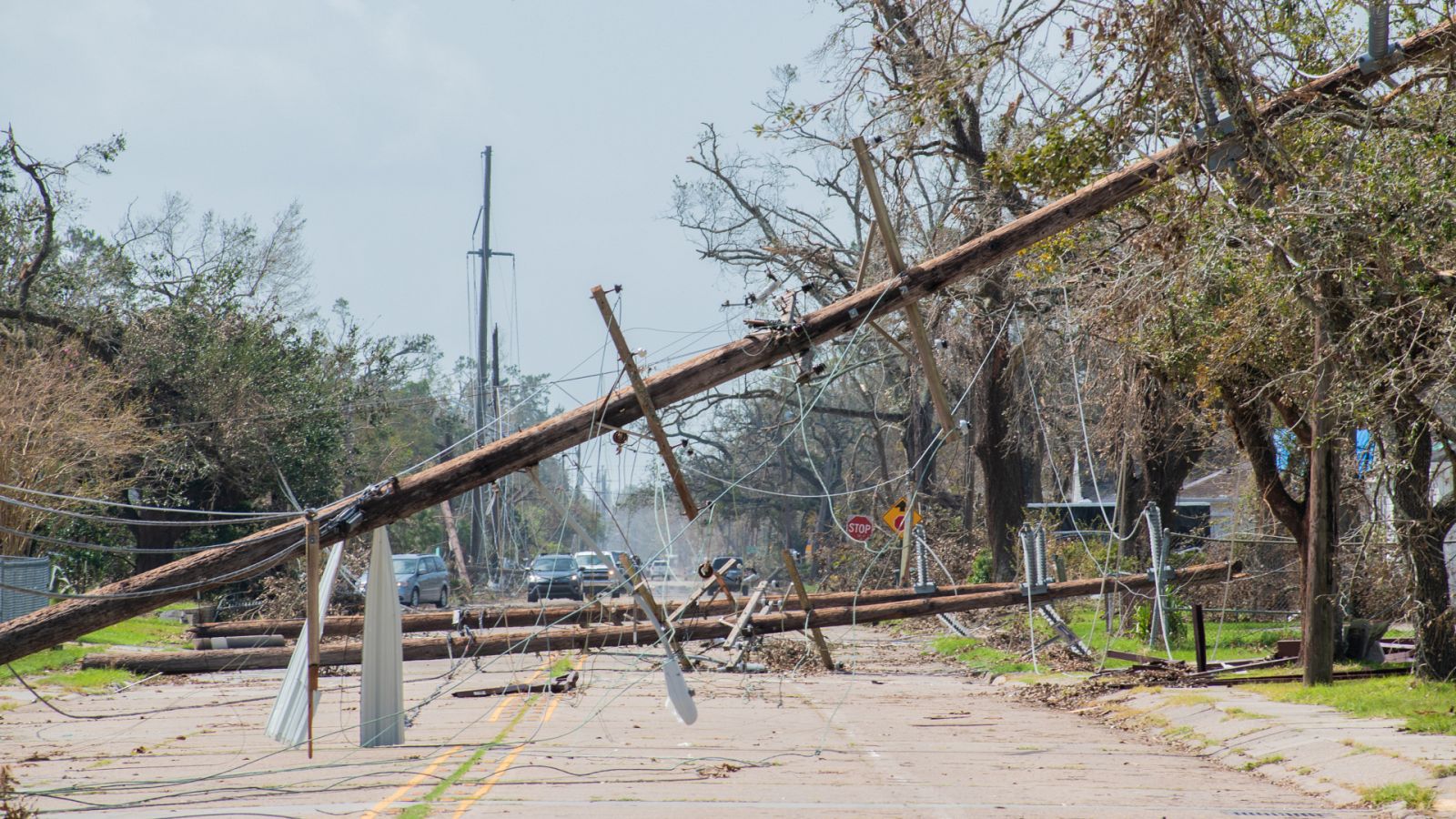 Calle destrozada por un huracán en Luisiana