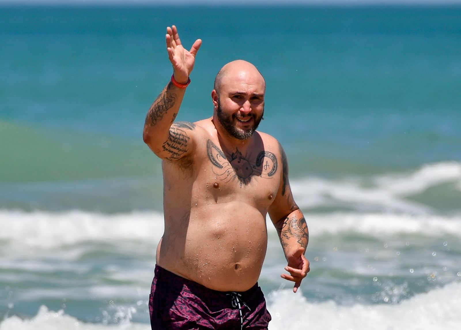 Kiko Rivera disfruta en la playa de unas vacaciones familiares