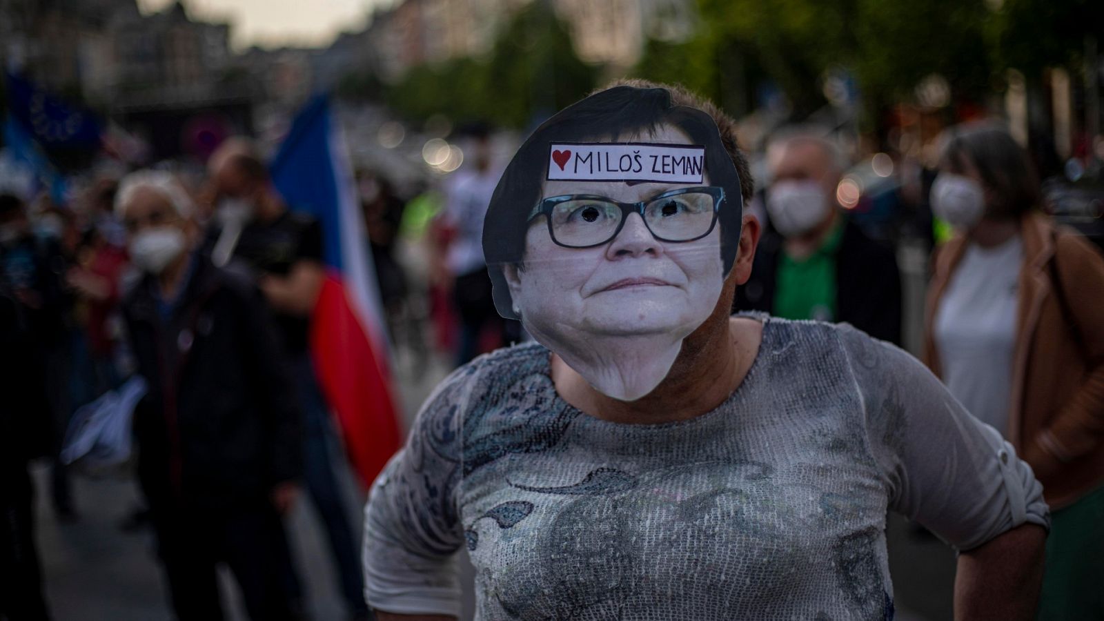 Una manifestante con la careta de Marie Benesova durante las protestas en Praga