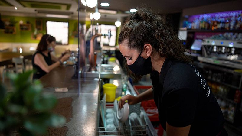 Una mujer trabajando en un bar en Toledo, en una imagen de archivo