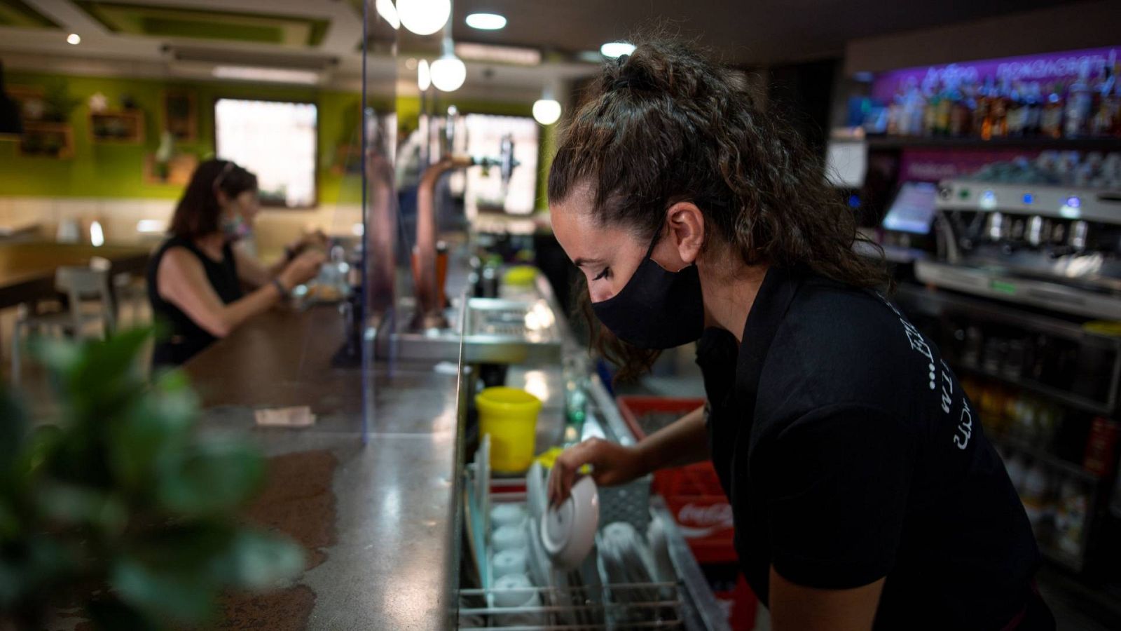 Una mujer trabajando en un bar en Toledo, en una imagen de archivo