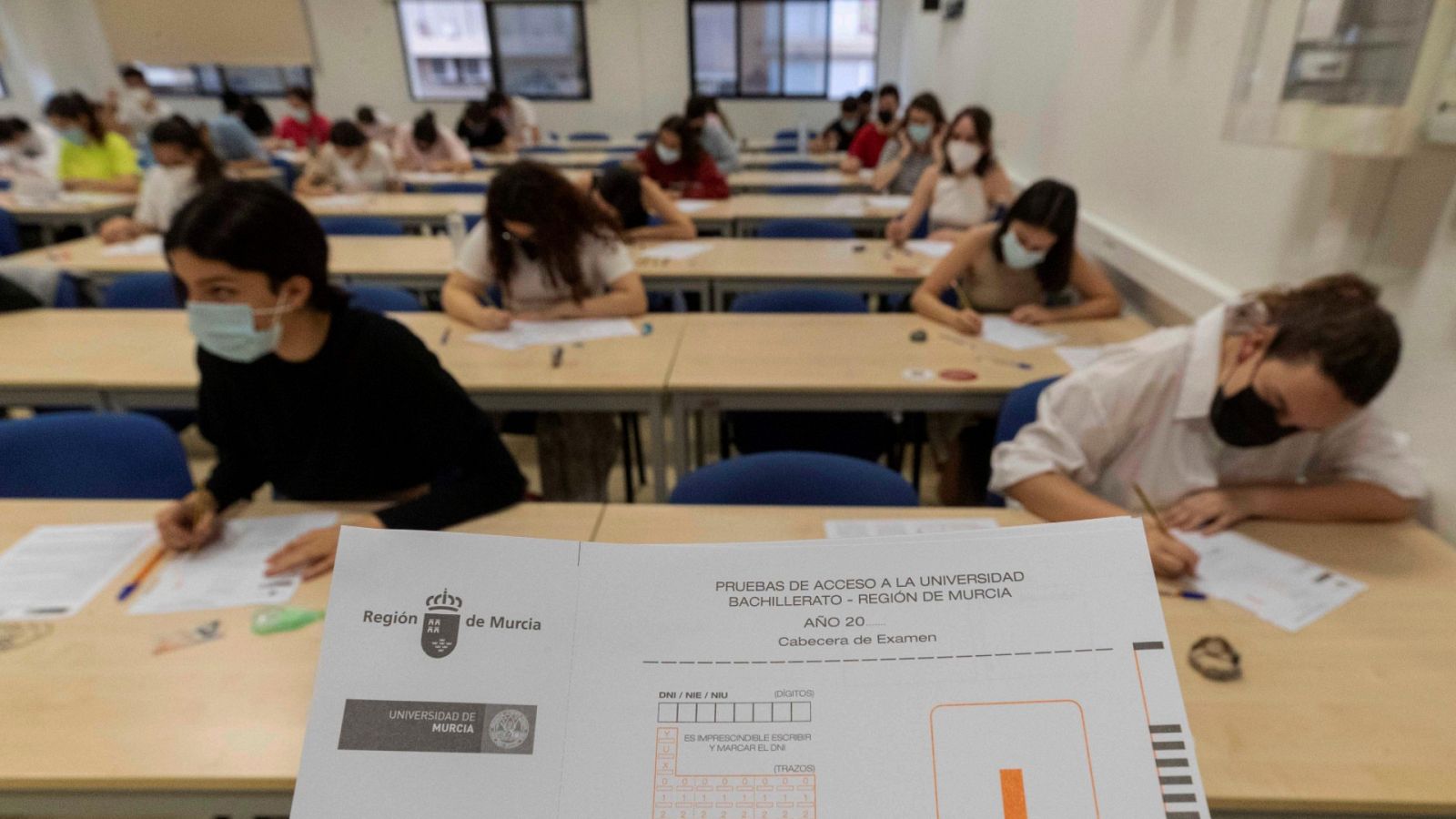 Alumnos de Bachillerato de Murcia durante las pruebas de la EBAU.