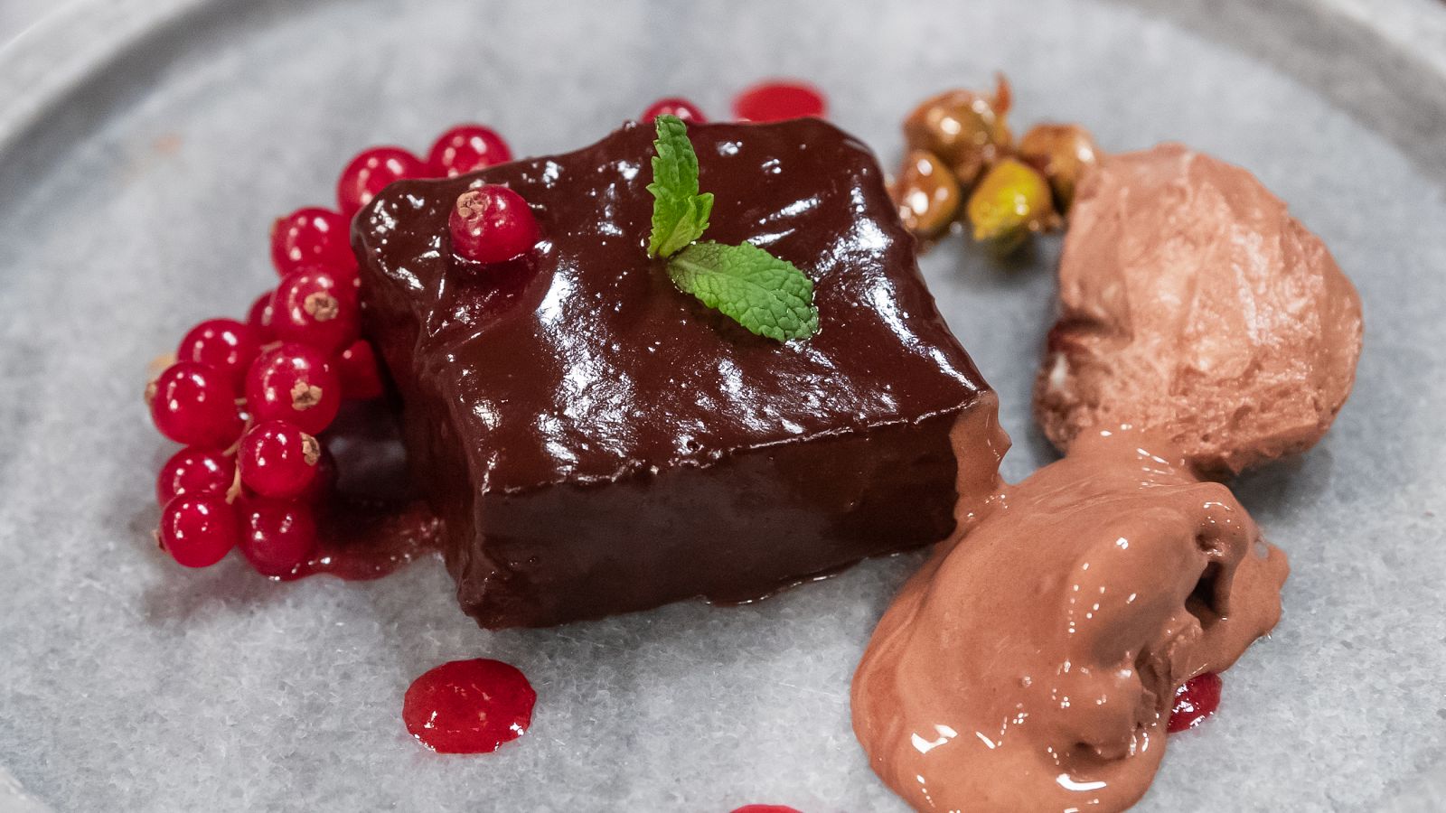 Receta de bizcocho de chocolate con coulis de frambuesas