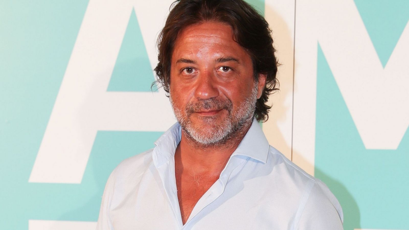 Enrique Arce posa en un photocall azul cielo