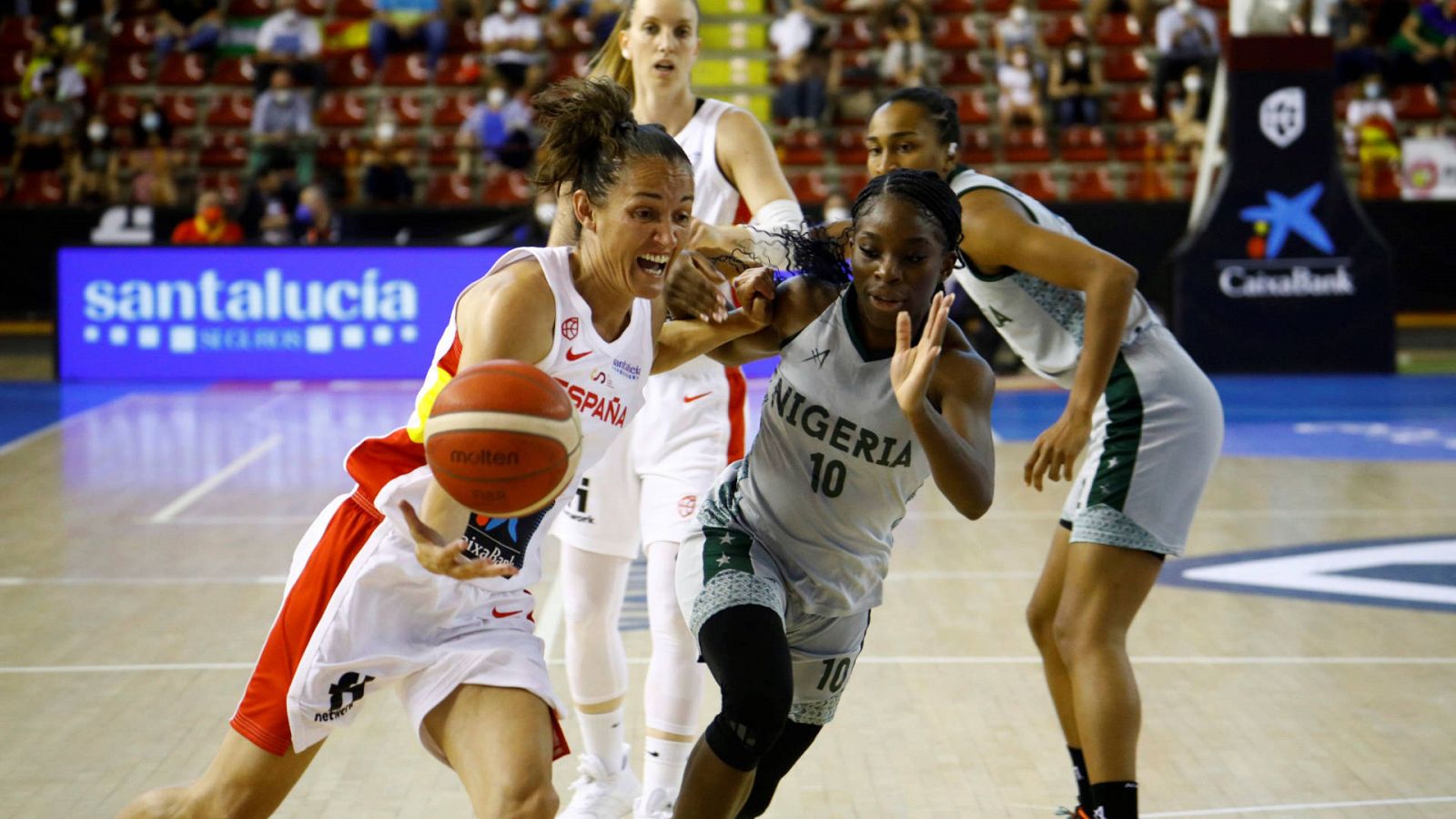 Laia Palau ante la nigeriana Promise Amukamara, el pasado junio en Córdoba.