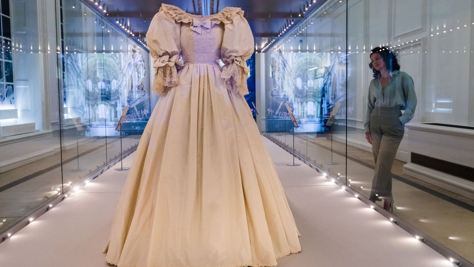 El vestido de novia de Diana de Gales se expone por primera vez en el Palacio de Kensington