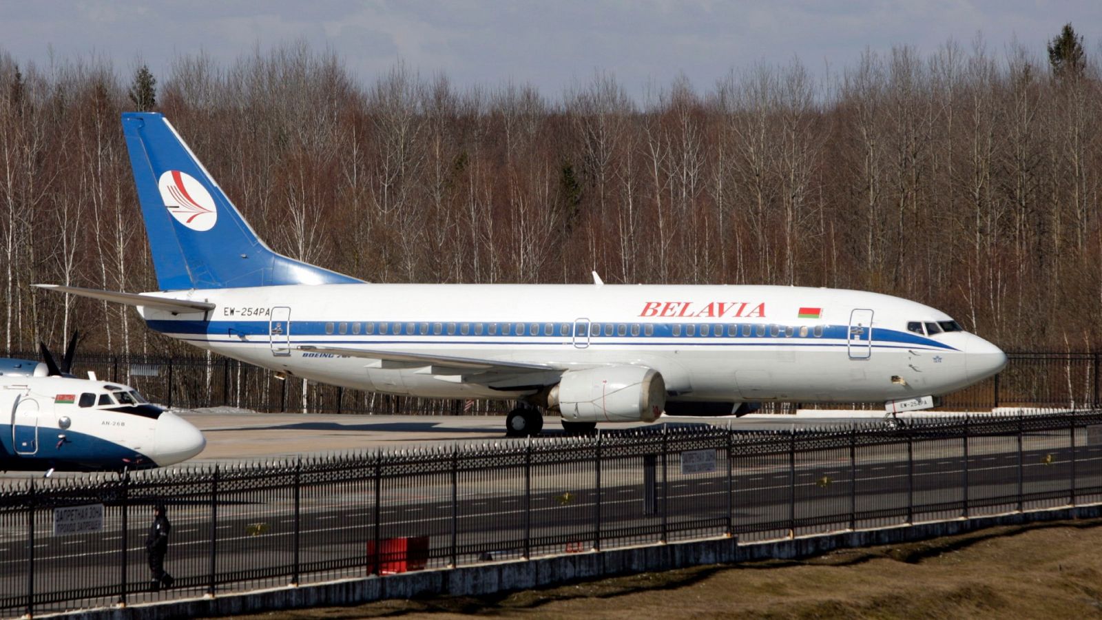 Un Boeing 737-3Q8 de la aerolínea belarusa Belavia en posición de estacionamiento en un aeródromo en el aeropuerto nacional de Minsk