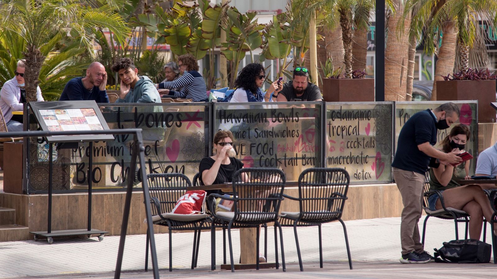 Turistas en una terraza en Palma de Mallorca.