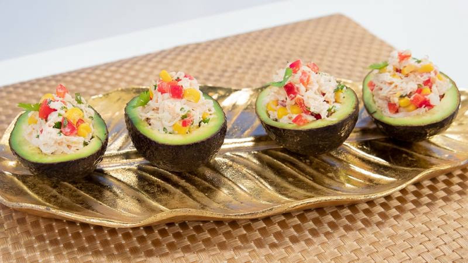 Receta de aguacates rellenos de pollo mechado