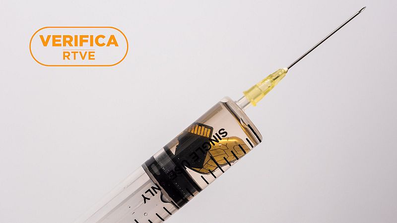 Una jeringuilla con microchips dentro y el sello de VerificaRTVE.
