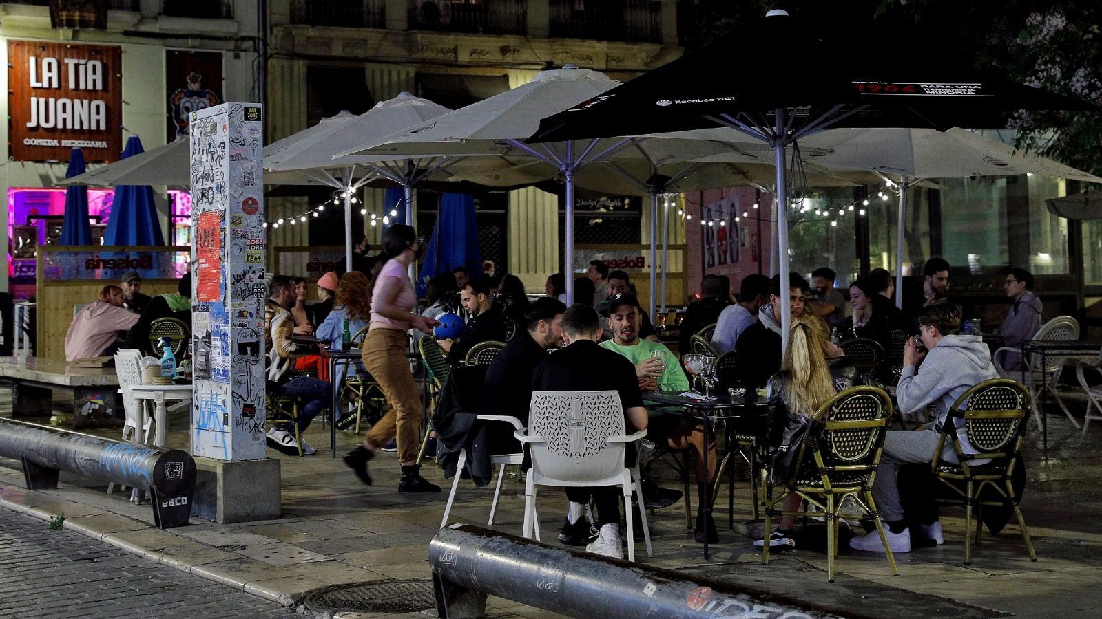 Varias personas disfrutan en una terraza de la plaza del Tossal en el barrio del Carmen de Valencia