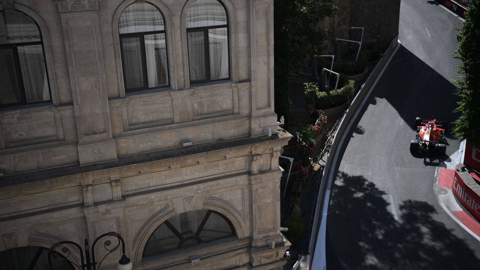 Toma cenital de la sesión de clasificación del GP de Azerbaiyán con el monoplaza de Leclerc en el circuito urbano de Bakú 