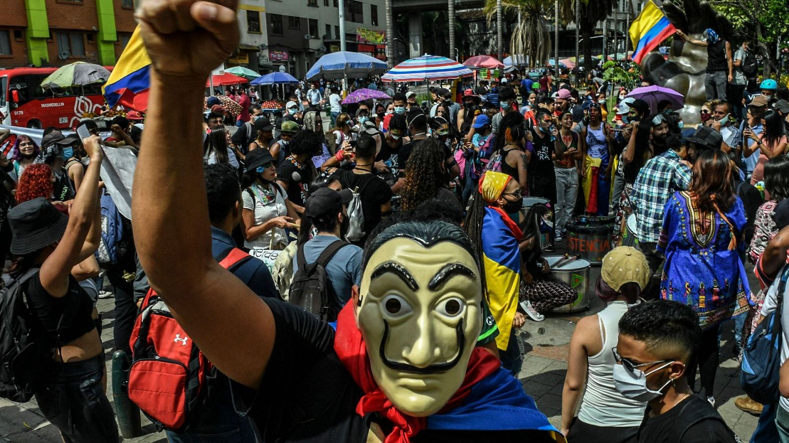 Un grupo de manifestantes protesta contra la política del presidente colombiano, Iván Duque, en Medellín.