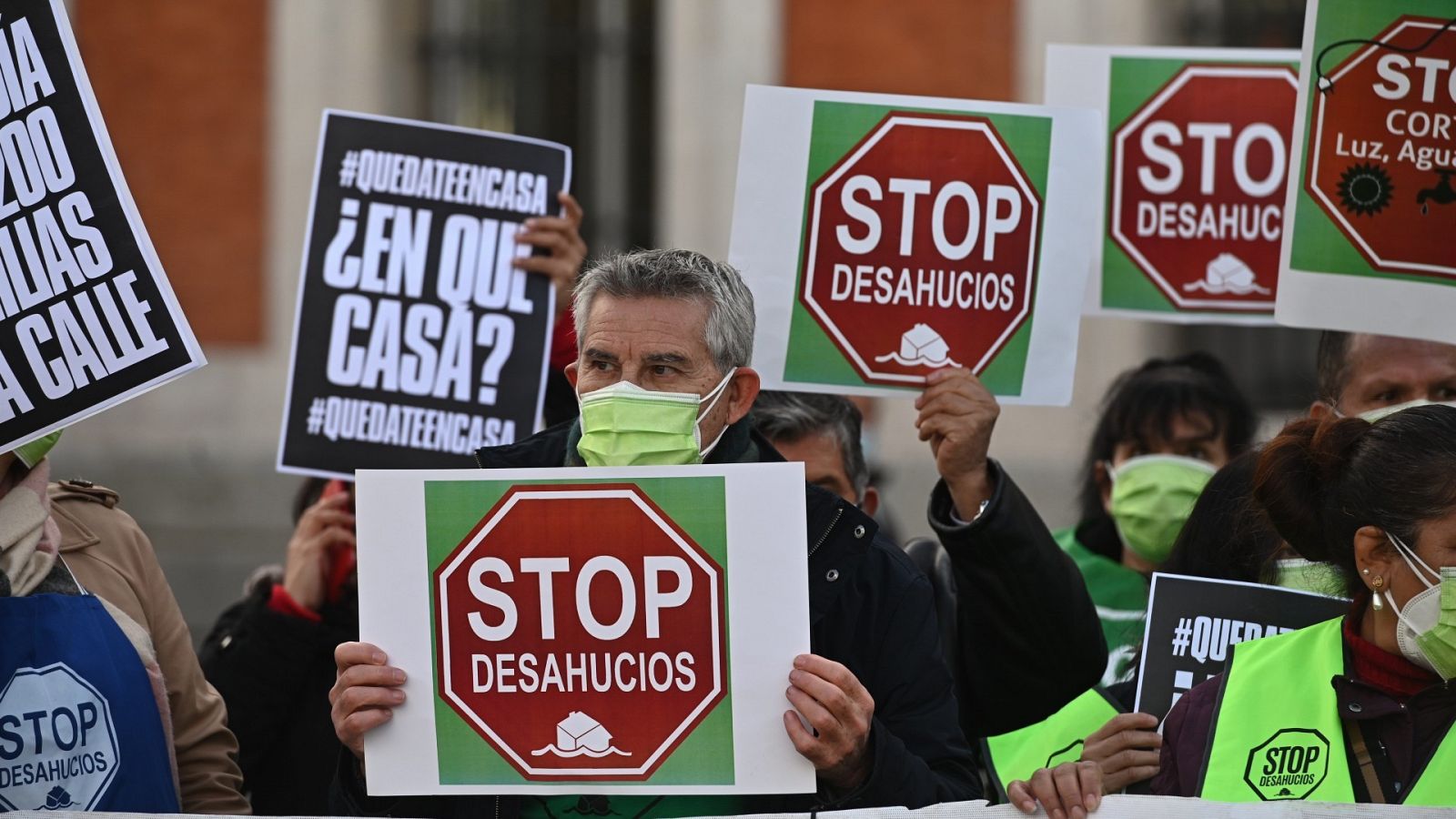 Varios activistas de la Coordinadora de Vivienda de Madrid se concentran en la Puerta del Sol para solicitar la paralización de los desahucios en una foto de archivo