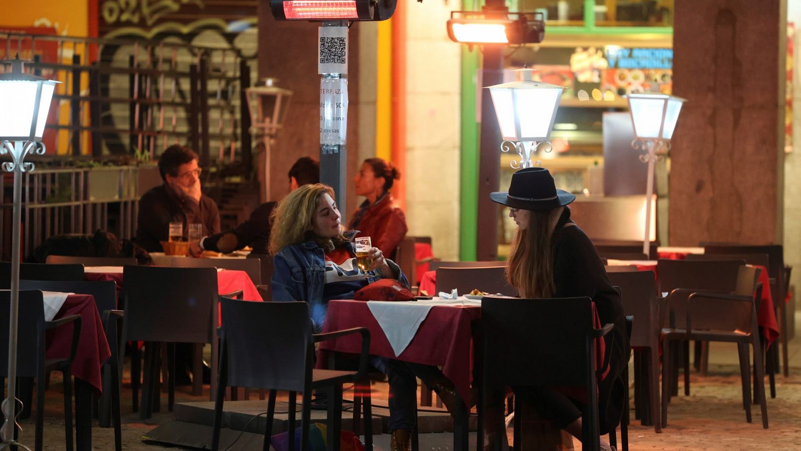 Dos personas toman algo en un bar de Madrid en una imagen de archivo