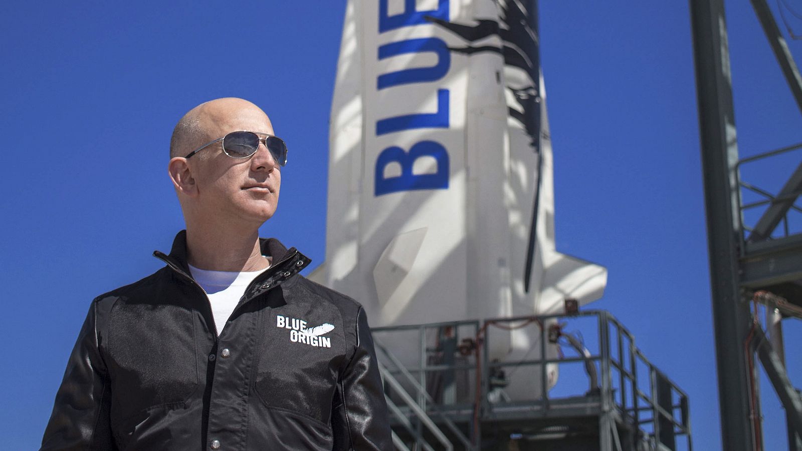 Imagen de archivo de Jeff Bezos junto a uno de los cohetes de Blue Origin.