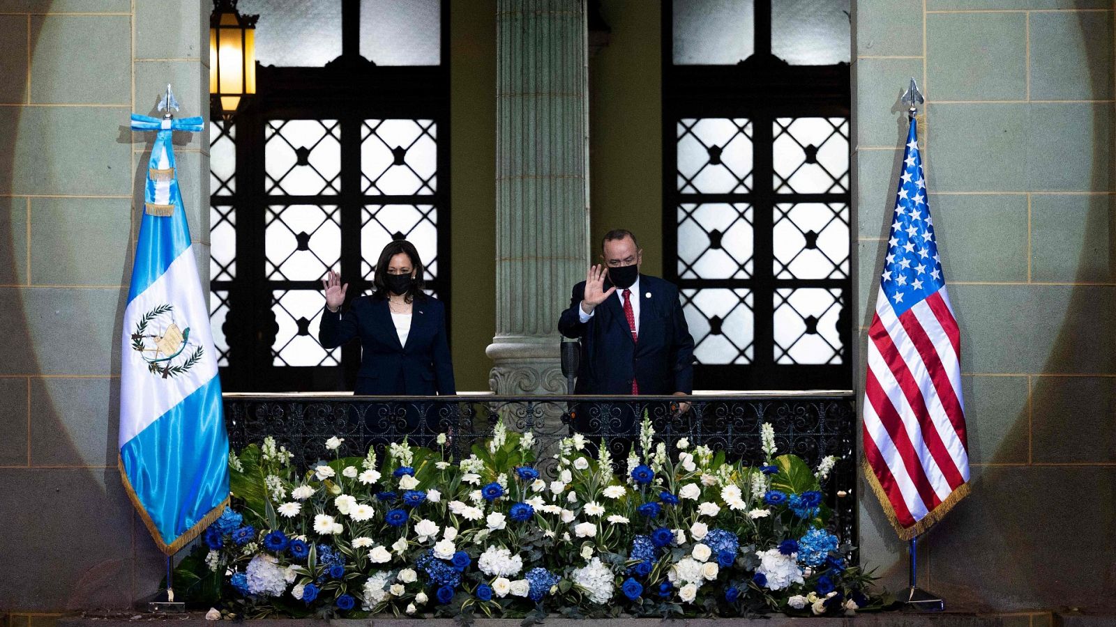 La vicepresidenta estadounidense, Kamala Harris, junto al presidente guatemalteco, Alejandro Giammattei.