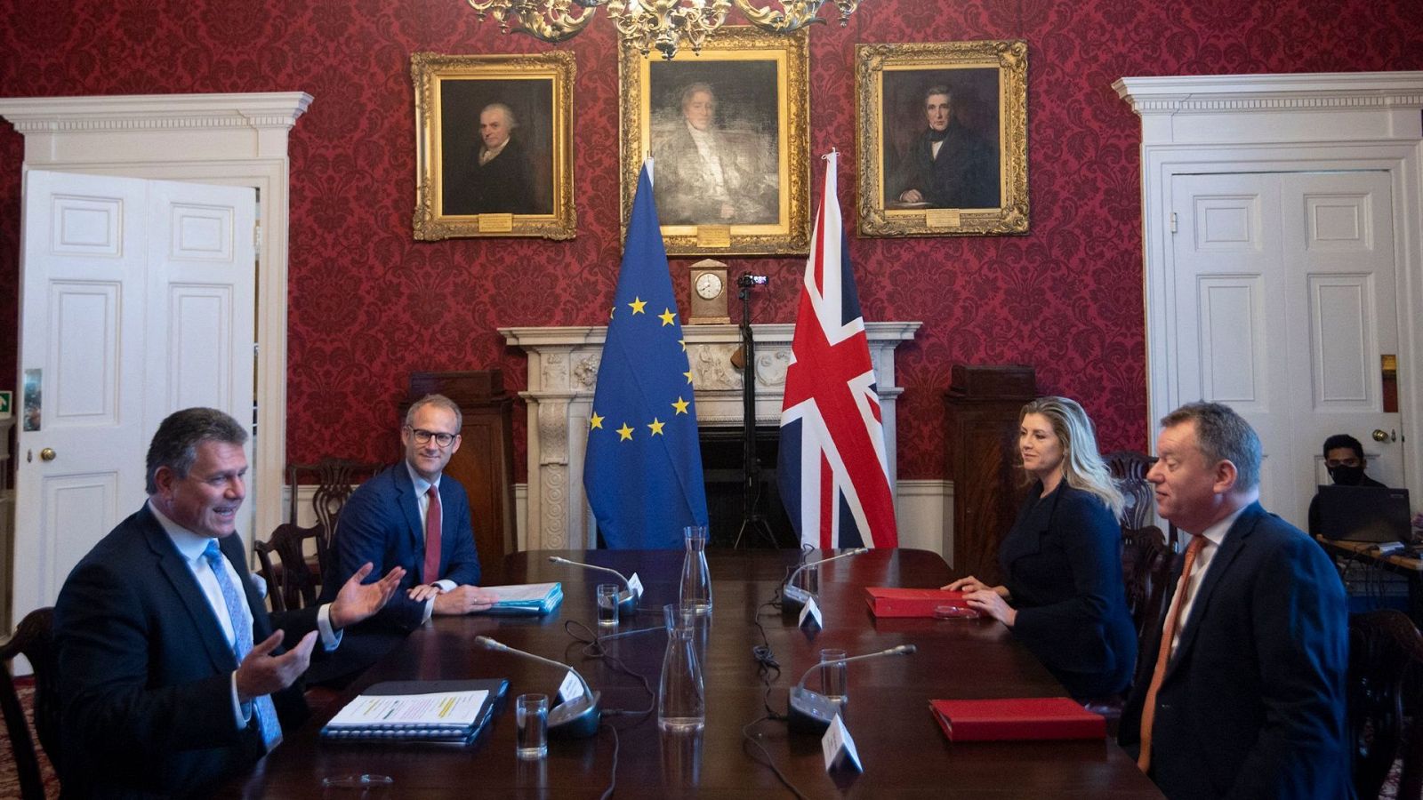 El vicepresidente de la CE para Relaciones Interinstitucionales, Maros Sefcovic, y su homólogo británico, David Frost.