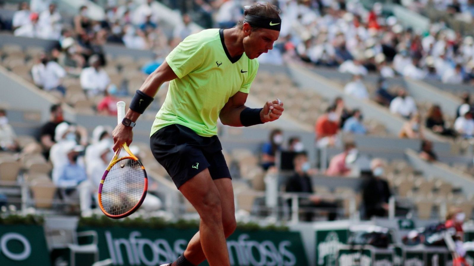 El tenista español Rafa Nadal celebra un punto ante el argentino Diego Schartzman en Roland Garros.