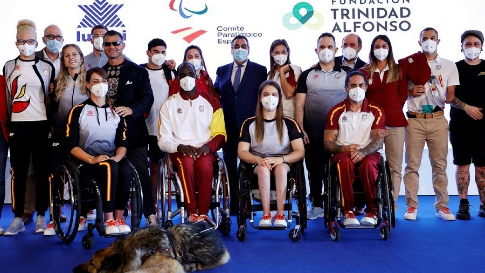 Los deportistas paralímpicos posan con las nuevas equipaciones para los Juegos de Tokio