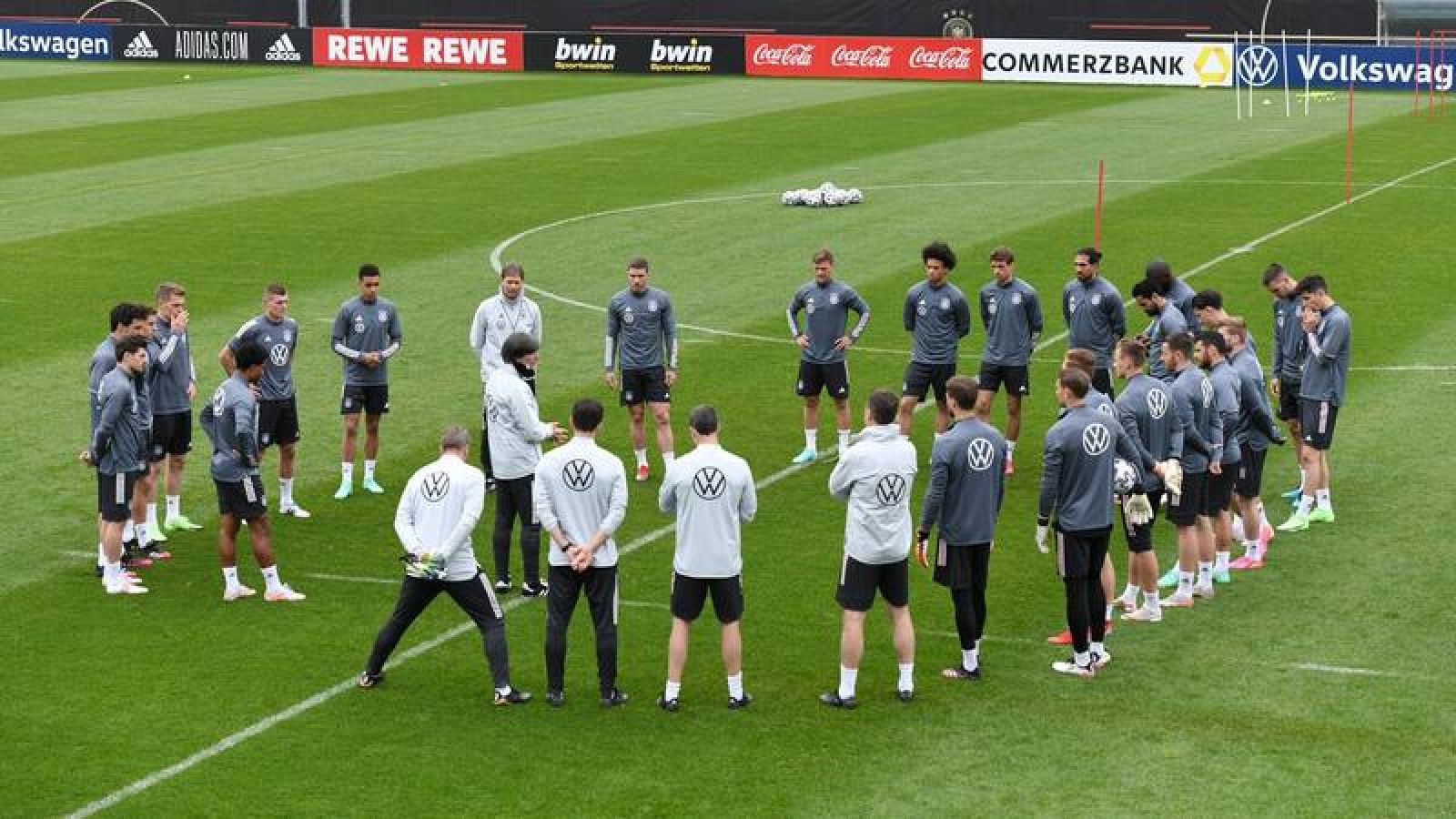 El seleccionador de Alemania, Joachim Low, da instrucciones en un entrenamiento.