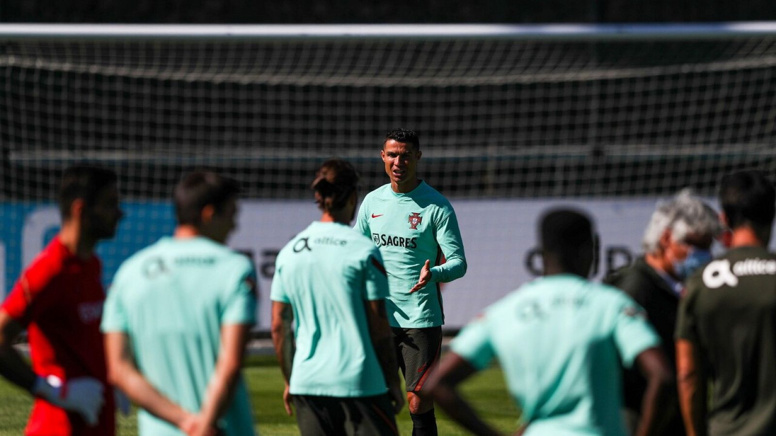 Cristiano Ronaldo, capitán de la selección de Portugal, da instrucciones a sus compañeros.