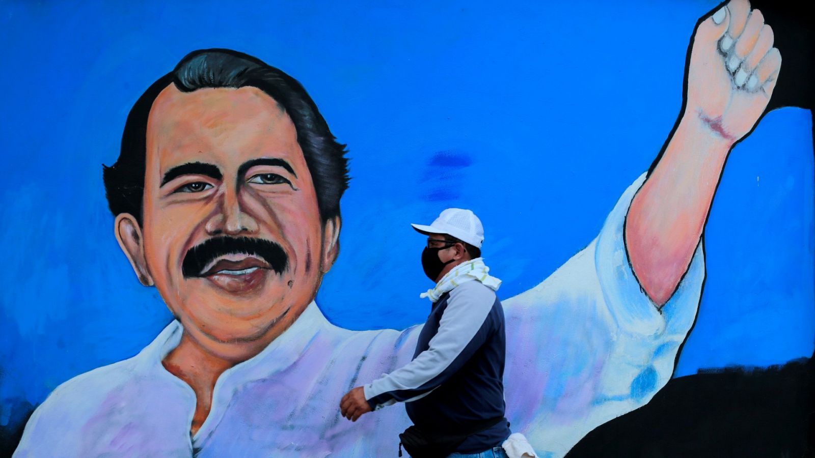 Mural del presidente Daniel Ortega en una calle de Managua, Nicaragua