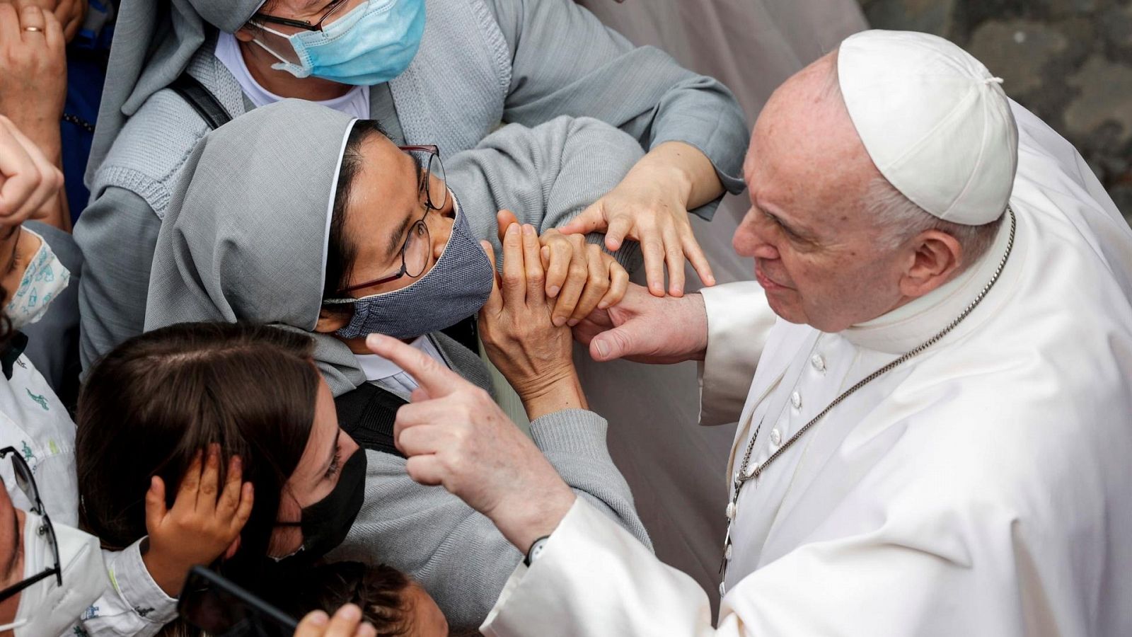 El papa Francisco saluda a unas monjas