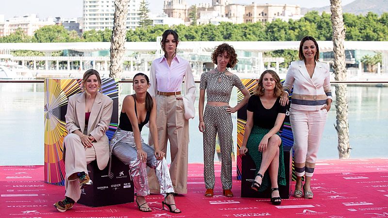 La directora Carol Rodríguez posa junto a las protagonistas de 'Chavalas'