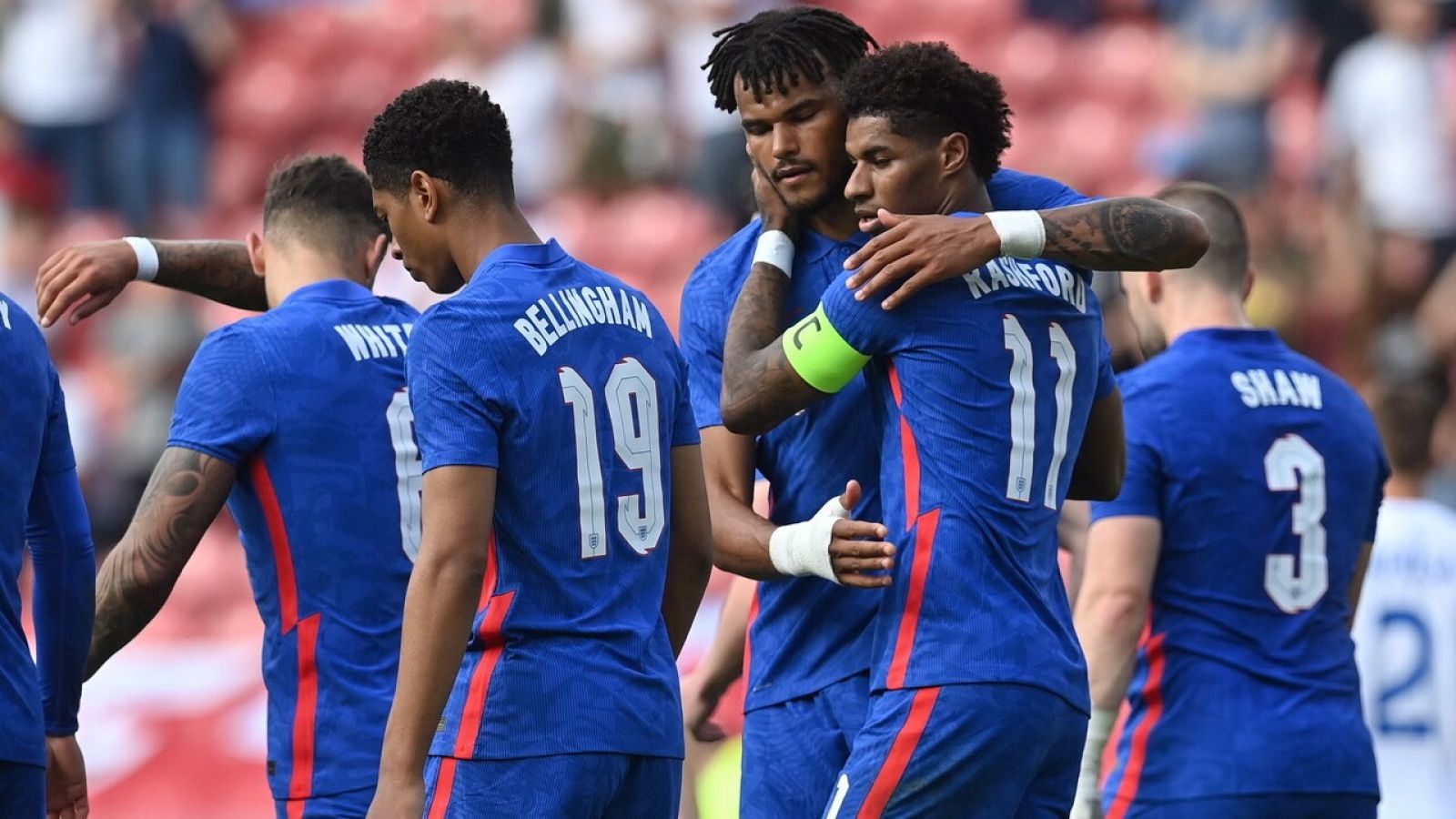 Los jugadores de Inglaterra celebran un gol en un amistoso reciente.