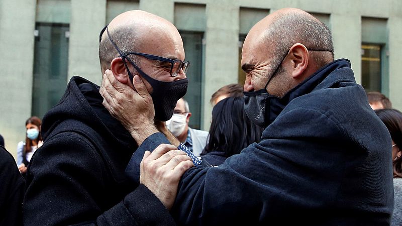 El exconseller de ERC Xavier Vendrell (d) saluda al empresario Oriol Soler (i)