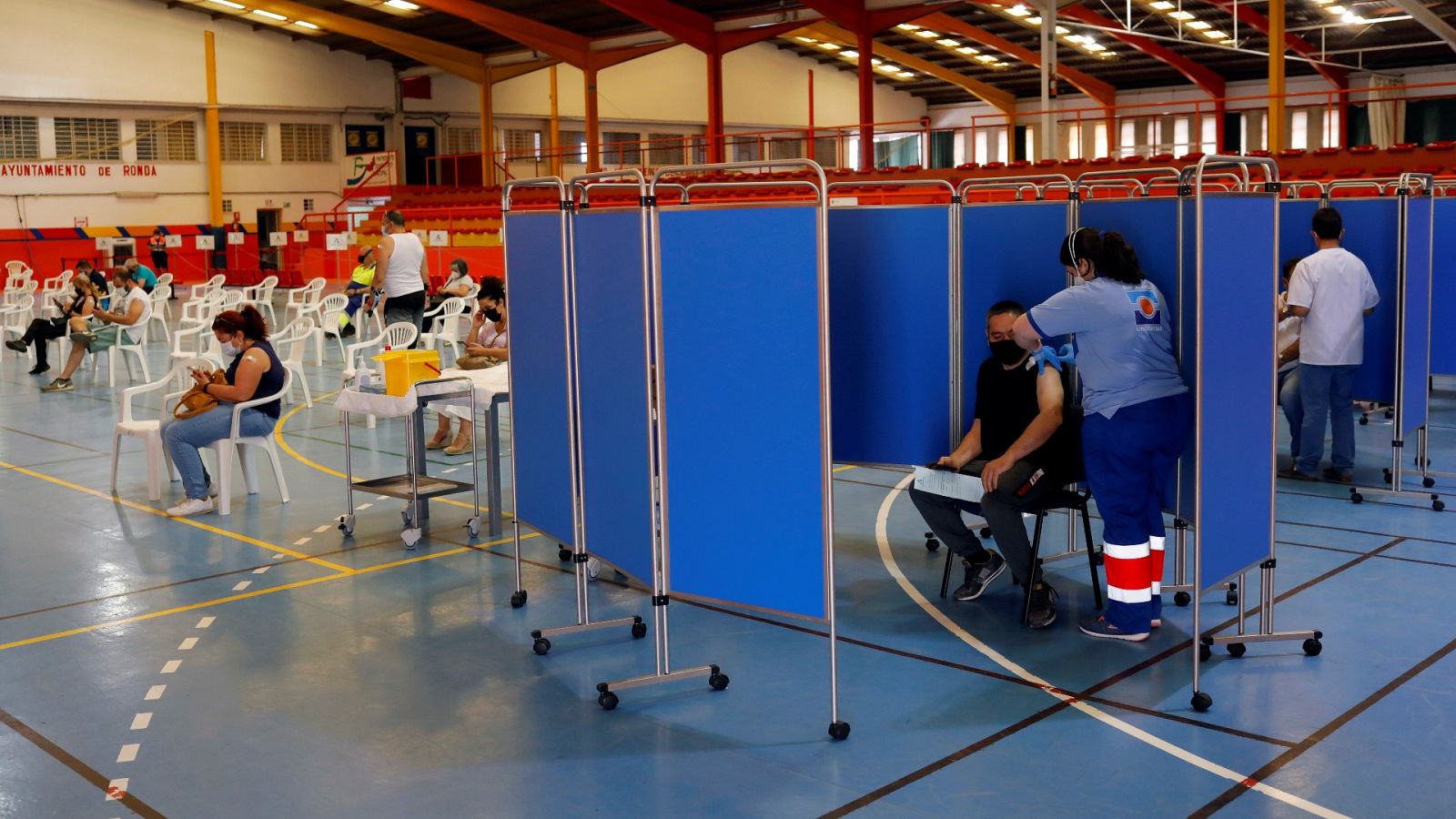 Un hombre recibe una dosis de la vacuna contra la COVID-19 en Ronda, Málaga.