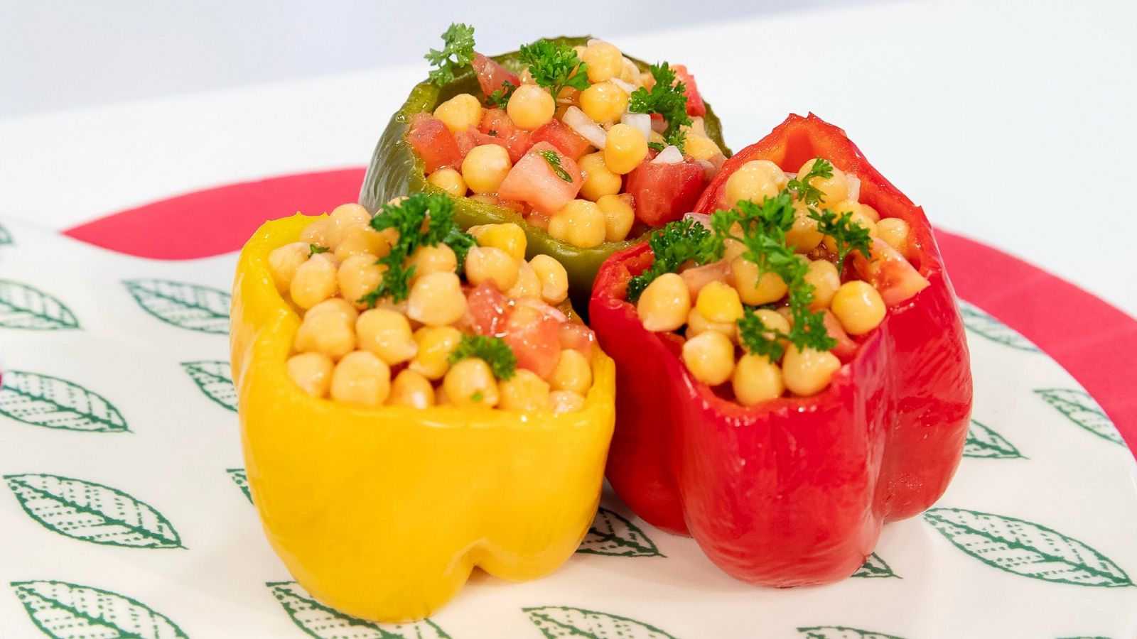 Receta de pimientos rellenos de ensalada de garbanzos