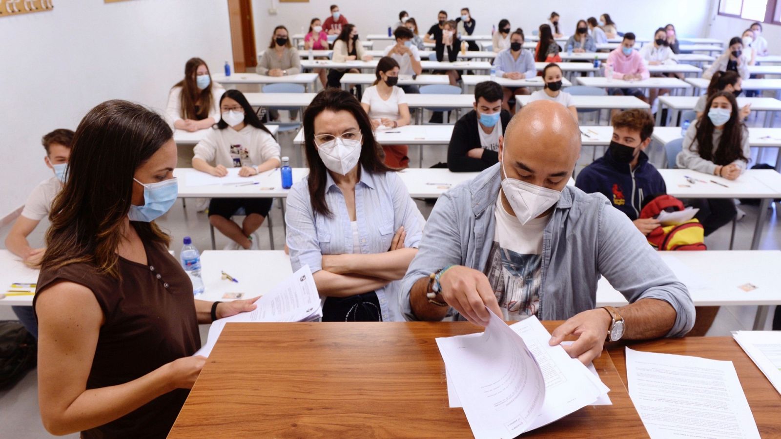 Estudiantes de toda España esperan conocer su nota en la EBAU para saber si podrán cursar la carrera que les gustaría el próximo curso.