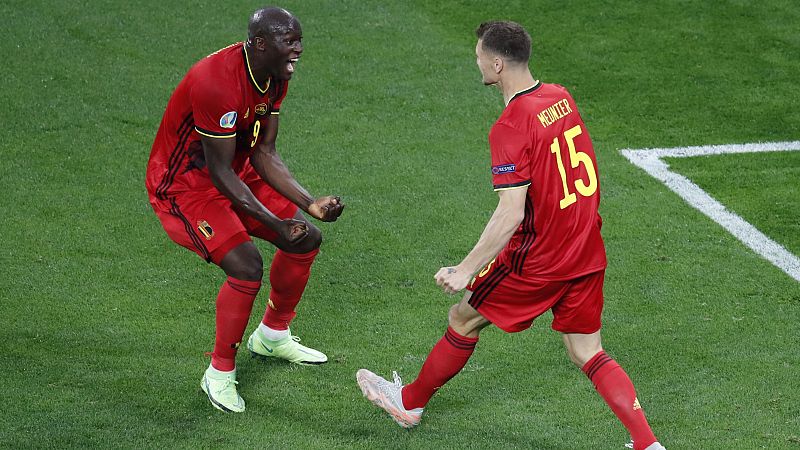 Lukaku y Meunier celebran la victoria belga.