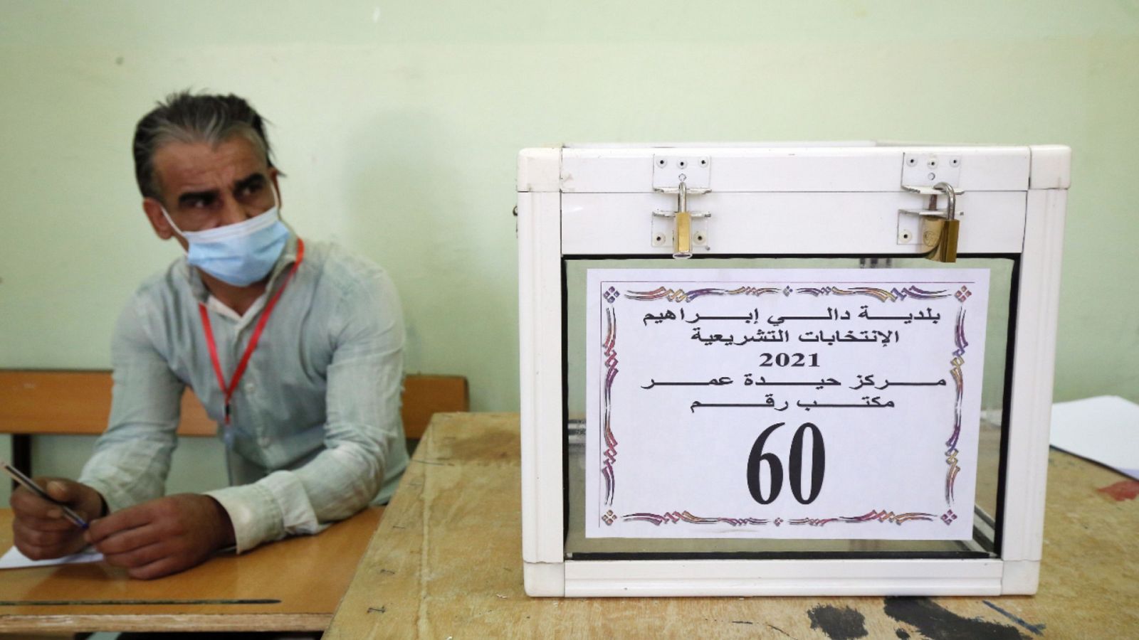 Un trabajador electoral en un centro de votación en Argel el 12 de junio de 2021.
