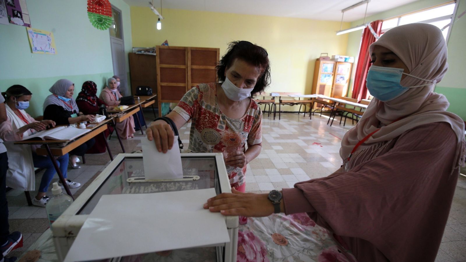 Una mujer con mascarilla votando en la capital del país. 