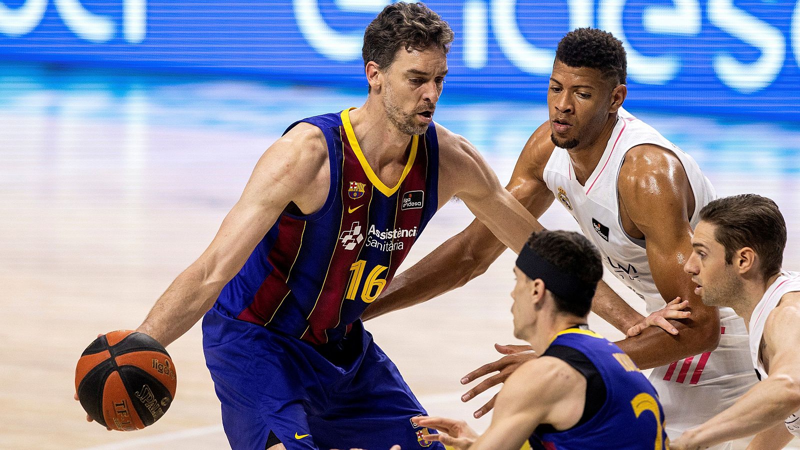 El pívot del Real Madrid, Walter Tavares defiende al pívot del Barcelona Pau Gasol.