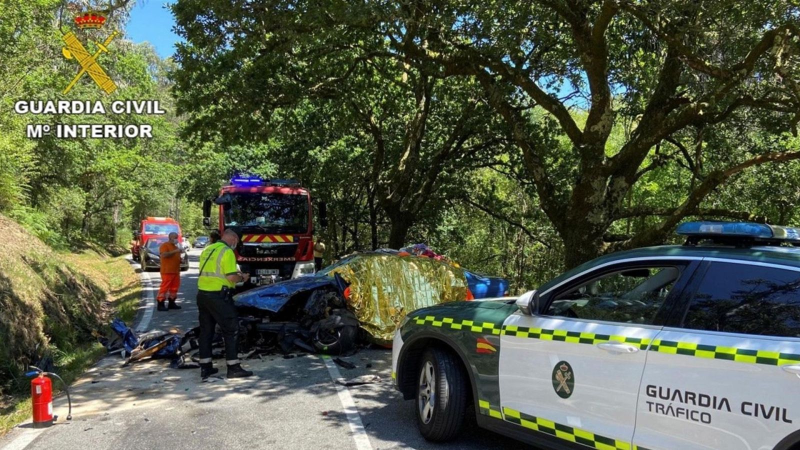 Guardia Civil y servicios de emergencia en un accidente